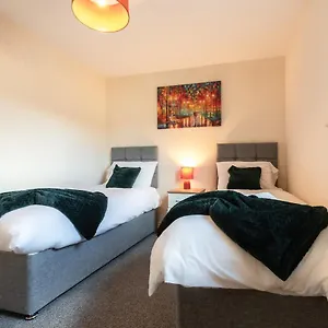 Centre Comfort: Spacious 2-bed With Smart Tvs And Secure Parking , Southampton United Kingdom