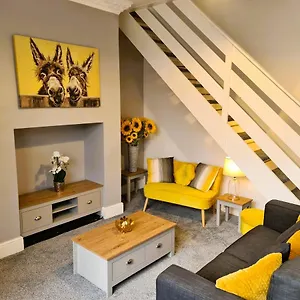  Holiday home Tower Views 2 Bedroom House With Private Parking